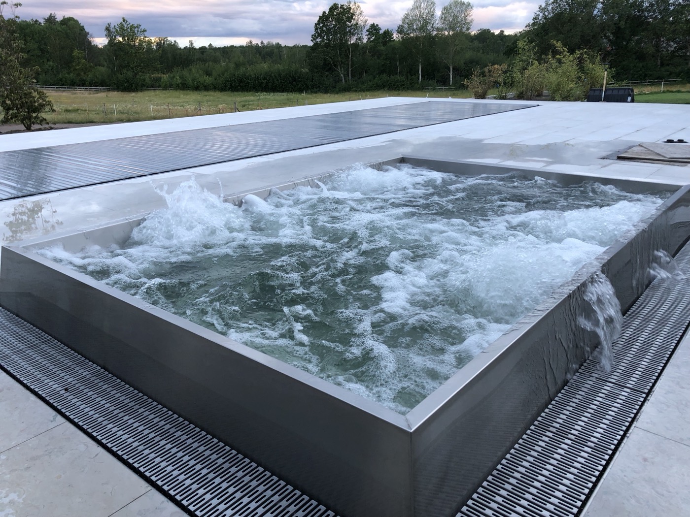 Stainless steel jacuzzi with the water bubbling